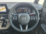 ドライバーの操作性に配慮したステアリング。快適な運転をサポートします。