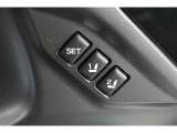 運転席のシートポジション(前後スライド、座面の上下・前後角度、リクライニング角度など)に加え、左右のドアミラーの角度も記憶させることができます。