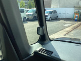 これがあの噂の「ピタ駐ミラー」駐車スペースが狭い時、何度もハンドルを切り返さなくても楽にピタリと駐車出来るんです!使ってみると案外便利なんです♪ナイスアイデア!!って感じです。