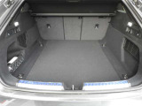 トランクの開口部は、ほとんど車体の全幅分が開く設計になっているので荷物の出し入れが非常にしやすくなっています。
