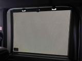 後席にお乗りの方が眩しくないように日差しを軽減する格納式リヤドアサンシェードが付いてます
