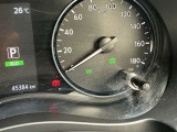 対向車のヘッドライトや街灯の明かり等を検知すると自動的にロービームに切替するハイビームアシストです。