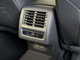 運転席・助手席・後席で個別に温度設定が可能な3ゾーンフルオートエアコン。乗る人それぞれに快適な空調を提供します。