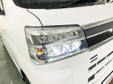 白く明るい光で夜間走行をサポートするLEDヘッドランプを搭載