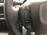 【ステアリングスイッチ】マルチインフォメーションディスプレイ内の表示切替や運転支援機能、オーディオなどの操作をステアリングから手を離さずに行うことができます。