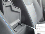 運転席収納付アームレスト