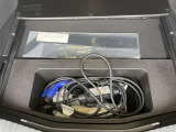 トランク下部には、充電ケーブルが収納されています。