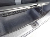フロアの下にも荷物などを収納できるサブトランクも備えています。荷室内で散らかりがちな荷物を整理整頓なんてのもイイですね♪