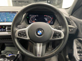 BMWのステアリングのリムは、一般的なものより少し太めにデザインされています。 これはタイヤやステアリングシャフトなどを介して伝わる路面からの入力を、しっかりと把握するためです。