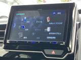 バックカメラとの連携により、後方視界を確保し、安全な後退をサポートします。駐車場での操作も楽々です。