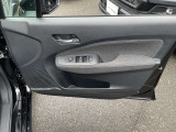 パワーウィンドウ装備です。運転席はオートになっているので、ワンタッチ開閉することが出来ます。