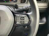 スイッチ操作で一定速度に走行を制御。加速、減速の少ない高速道路などでの運転をより快適にするクルーズコントロールを装備。