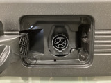 普通充電は6kWの高い出力で行うため、満充電まで約4.5時間という早さです。また、普通充電はフタを直接押し、急速充電は車内のボタンを操作して開け、あとは充電コネクターを差すだけで充電開始します。