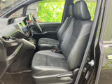 座面と背もたれにゆとりがあり、前席で落ち着いて過ごせる空間です。運転席から前方を見渡しやすく、助手席の方も窓から外の景色を楽しみながら移動できます。