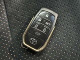 スマートキーをポケットやバッグに携帯していれば、キーを取り出すことなくドアハンドルを握り解錠、ドアハンドルのセンサーに触れるだけで施錠できます。