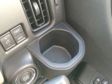 運転席側のドリンクホルダーは安定感のある埋め込み式となっています。