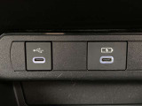 こちらのクルマはUSB接続コネクタも装備されています♪スマホの充電などにお使い下さい。ご旅行中での充電切れも、これなら心配いりませんね!