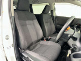 シックな色使いの運転席周りですね。すっきりとしたデザインで上品な色使いです。居心地の良い運転席、長く座ってられるリラックスできるデザインがいいですね。