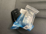ドアの開閉時、両手が荷物で塞がっている時はキーレスでのカギの解除が大変ですよね。スマートキーはポケットやバッグに入れておけば、ノブに触れただけでロックの解除が可能です。とても便利な機能です。