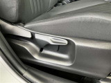 運転席はシート上下アジャスター付!