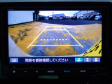◆【リアカメラ】が装着されています。リバースに入れるだけで映ります。後方の安全確認や、狭い駐車場での車庫入れ、雨の日や夜間など視界の悪い時に便利です。安全にバックする為には欠かせない装備です。