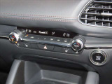 四季を通じて車内を快適に保つオートエアコンを装備しています。又、冬場の朝一のスタート時には大変嬉しいシートヒーターを運転席&助手席に装着、ヒーターが効き始めるまでの冷間時でも快適にスタート出来ます。