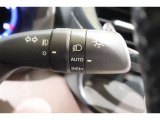 スイッチをオートに設定しておけば、車外の明るさに応じて自動的にヘッドランプを点灯・消灯します。夕暮れ時やトンネルの続く山道などを走行する時に便利なコンライトを装備しています。