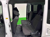 ヘッドレスト付分割型リヤシートは荷物の状況に応じた使い勝手も良く、水平格納式で簡単に折り畳めます。