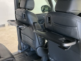 運転席と助手席のシートの裏に収納式のテーブルが装備されています。休憩時のちょっとした小物置きに使えてとっても便利ですね♪