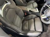 メルセデスのシートは、少し硬めに出来ておりますので、長時間の運転でも疲れにくく、安全にドライビングをお楽しみ頂けます
