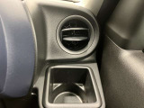 【運転席ドリンクホルダー】使いやすさに配慮したドリンクホルダー