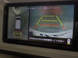 バックモニター付き。車両後方の映像をナビ画面に表示し、駐車などの後退操作をサポートします。車を上から見たような映像も確認できますよ
