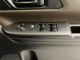 【運転席ドアスイッチ回り】パワーウィンドー[ロック機構]・電動格納式リモコンドアミラースイッチがまとまっているので操作しやすいです。