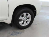 装着タイヤサイズは、265/65R17です。純正アルミホイールを装着しております。