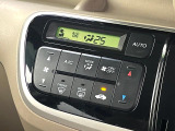 【オートエアコン】一度お好みの温度に設定すれば、車内の温度を検知し風量や温度を自動で調整。暑い&hellip;寒い&hellip;と何度もスイッチ操作をする必要はありません。快適な車内空間には必須の機能ですね♪