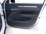 運転席ドアの全景です。キャビンを彩るすべてのものに、機能を形にした美しさが備わっています。