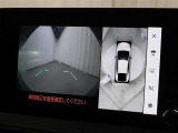 車両を上から見たような映像をナビ画面に表示するパノラミックビューモニター(床下透過表示機能付)搭載。運転席からの目視だけでは見にくい、車両周辺の状況をリアルタイムで確認できます。