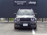 象徴的な7スロットグリルや丸型ヘッドライトは、ひと目でJeepと分かる存在感を演出します