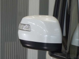 【ドアミラーウインカー】ウインカーと連動してミラー外側部分が点灯します。対向車や歩行者、並走するバイクや自転車からの視認性が上がります。