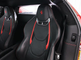 カラード・インナーディテールやレザーアクセントにRosso Ferrariが採用され、キャビンに情熱的な彩りを添えています。