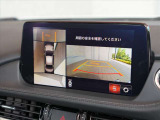 360度モニター搭載車ですので、低速時での不安を解消してくれます。この写真は右側はフロントカメラですが、後退時にはバックカメラにもなりますので歩行者や縁石なども確認することが可能です。