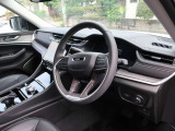 運転席もゆったりとしており、長時間の運転でも快適にお過ごしいただけます。