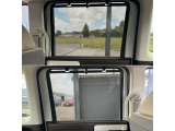 後席左右の窓にはサンシェードを装備!車内の温度上昇を抑え、プライバシー保護にも役立ちます♪
