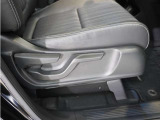 【ハイトアジャスター】レバーの上下操作だけで、座面を運転しやすい高さへ簡単に調節できます。
