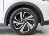 純正のアルミホイール装着車です。タイヤサイズは195/60R17です。