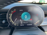 デイライトリングの丸い形は、よりMINIらしさを強調してくれます。LEDヘッドライトで夜も安心して運転できます。