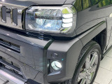 【LEDヘッドライト】悪天候や夜間走行時も良好な視界を確保し安心して運転できる高輝度LEDヘッドライトを装備!点灯速度が早く、消費電力も抑えられています。