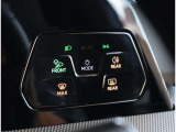 【IQ.LIGHT】 対向車や先行車のドライバーを眩惑することなく、前方の路面と路肩を広範囲に明るく照らすことができるマトリックスLEDヘッドライトを装備。快適なドライブをアシストします。