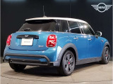 コンパクトなMINIですが、後部座席のシートアレンジにより、荷室を広げ、あらゆるシチュエーションにご対応が可能で御座います。