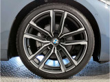 BMWの純正アロイホイールは軽量かつ強度にも優れているホイールで走行性能を引き上げる設計になっております。足元にもBMWは妥協がなくこだわっている個所になります。
